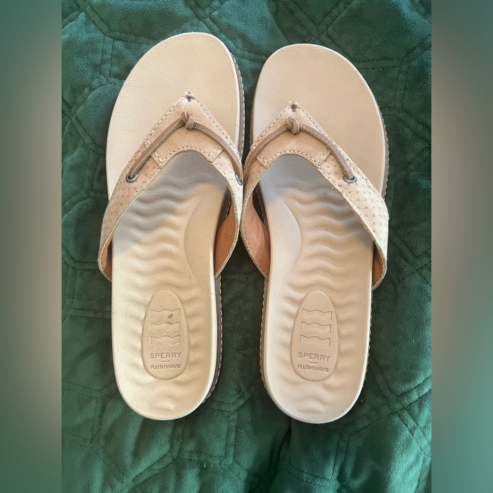 Sperry women’s leather tan flip flops size 8.5